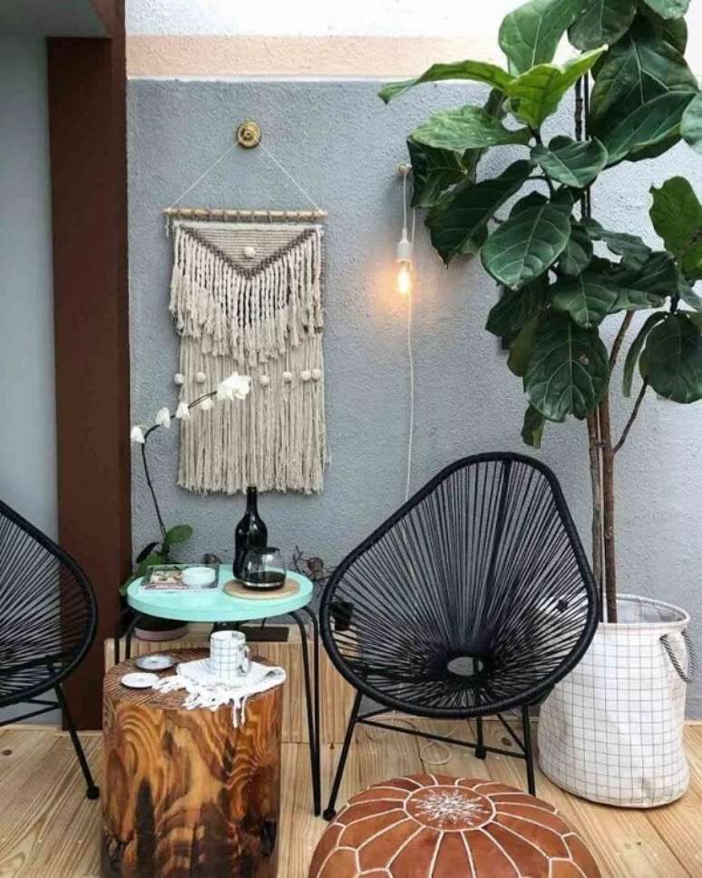 47. Muros decorados com macramê trazem charme para a área externa. Fonte: Cosi Home