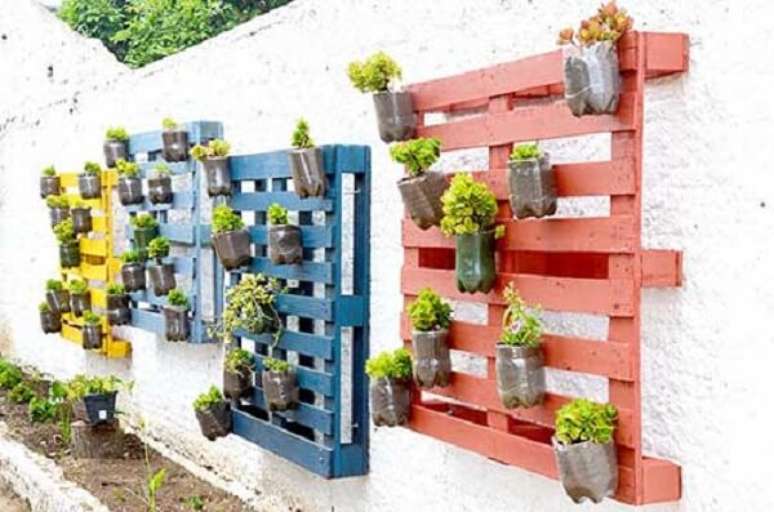 52. Muros decorados com pallet e plantas. Fonte: Pinterest