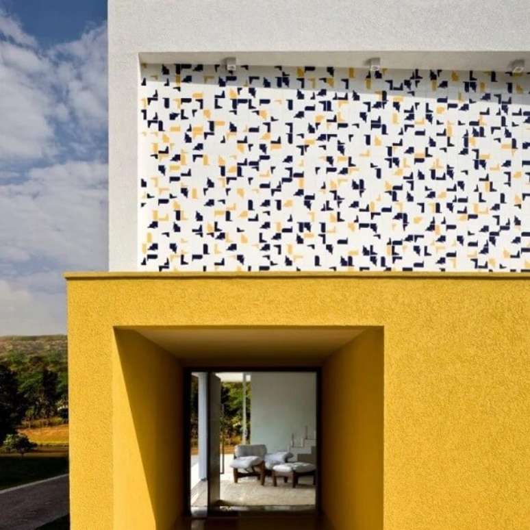 55. Muros decorados com textura são ótimas para fachadas de casas. Fonte: Leo Romano