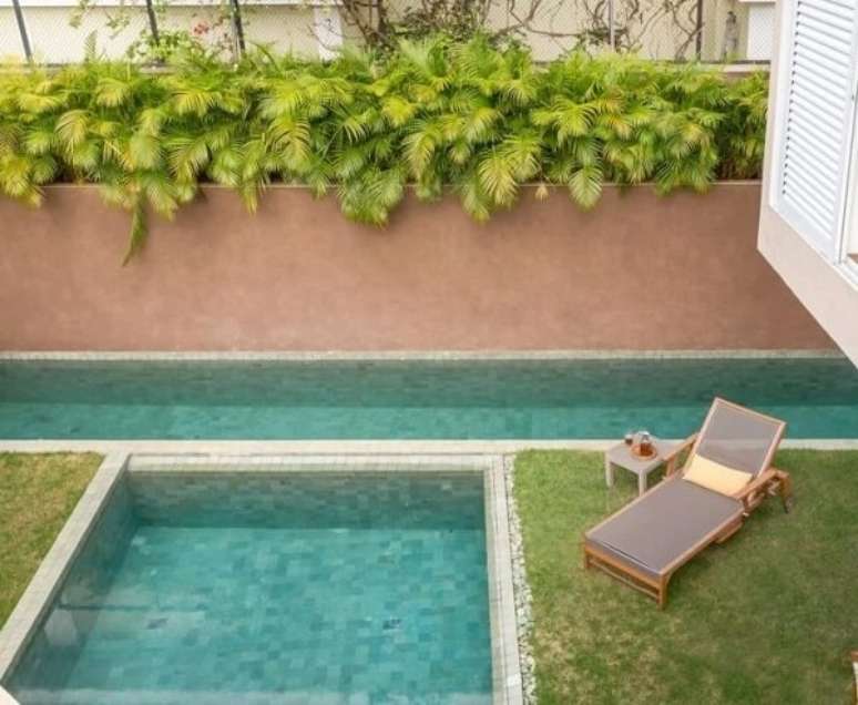 56. Muros decorados com textura valorizam a &aacute;rea externa. Projeto por Andrea Chicharo Arquitetura