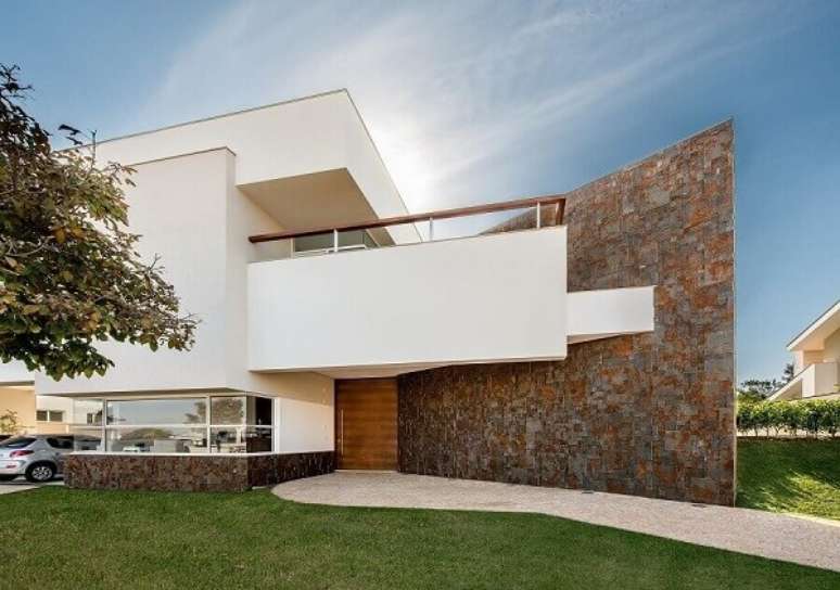 63. Os muros com pedras decorativas deixou a arquitetura ainda mais interessante. Fonte: Castelatto