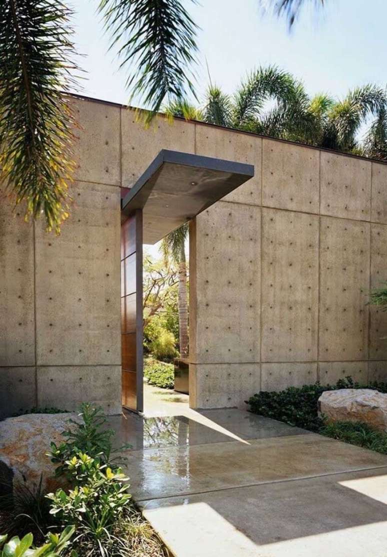 69. Para uma fachada mais sofisticada opte por muros decorados com placas de concreto. Fonte: Pinterest