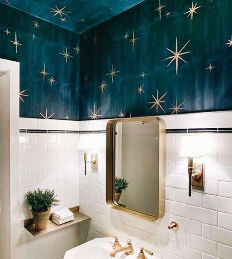 8. Revestimento azul com estrelas douradas – Via: Pinterest