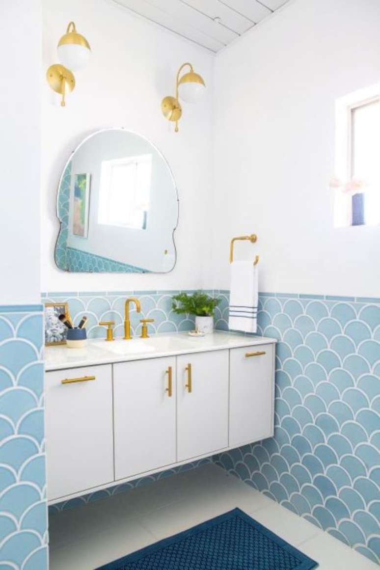 10. Revestimento azul no banheiro branco em tons suaves – Via: Casa Abril