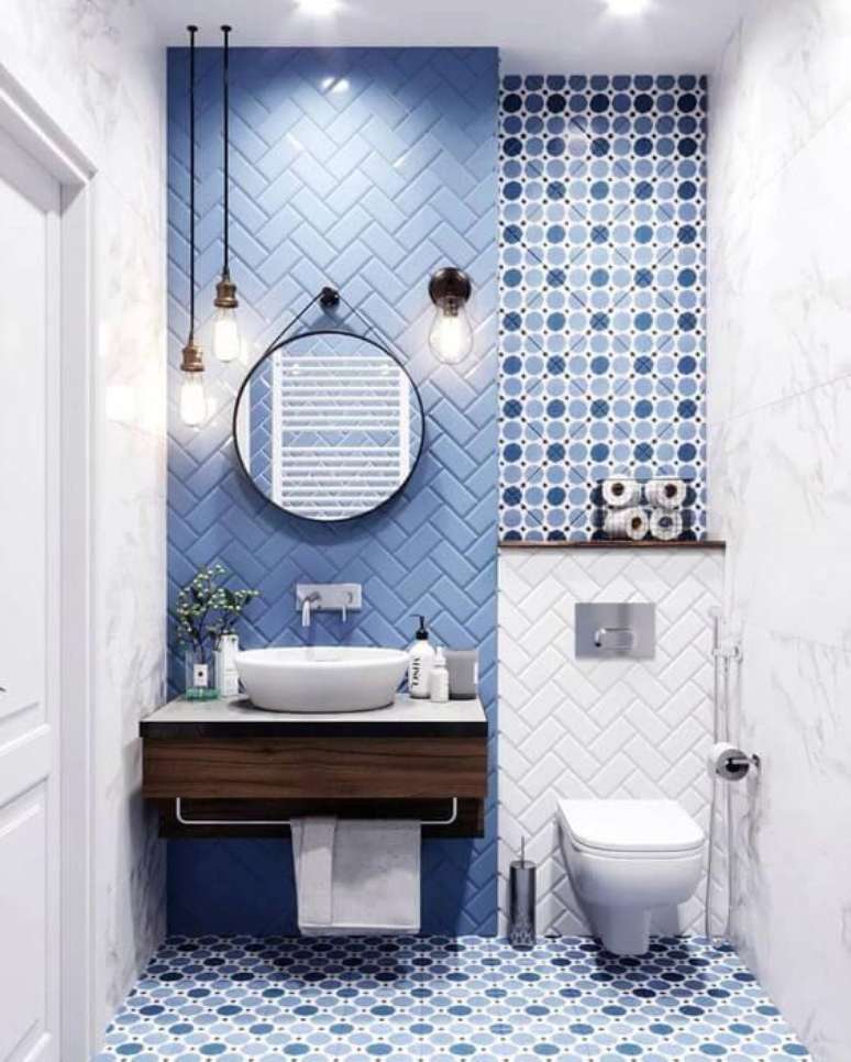 38. Revestimento azul e branco para banheiro moderno – Via: Revista VD