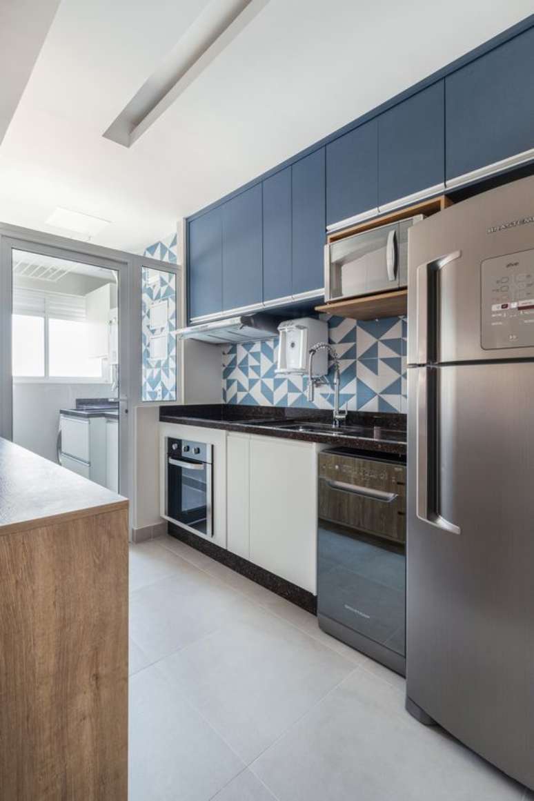 39. Cozinha com armário azul e revestimento geométrico – Via: Rubiam Vieira Interiores