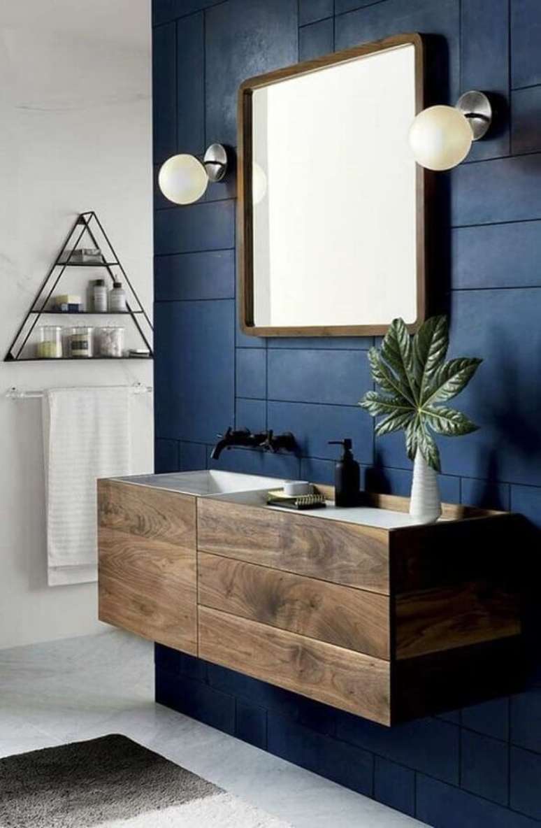 3. Aposte no revestimento azul para seu banheiro moderno – Via: Revista VD