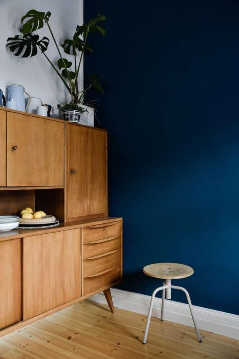 60. Cozinha com parede azul marinho moderna – Via: Casa Vogue