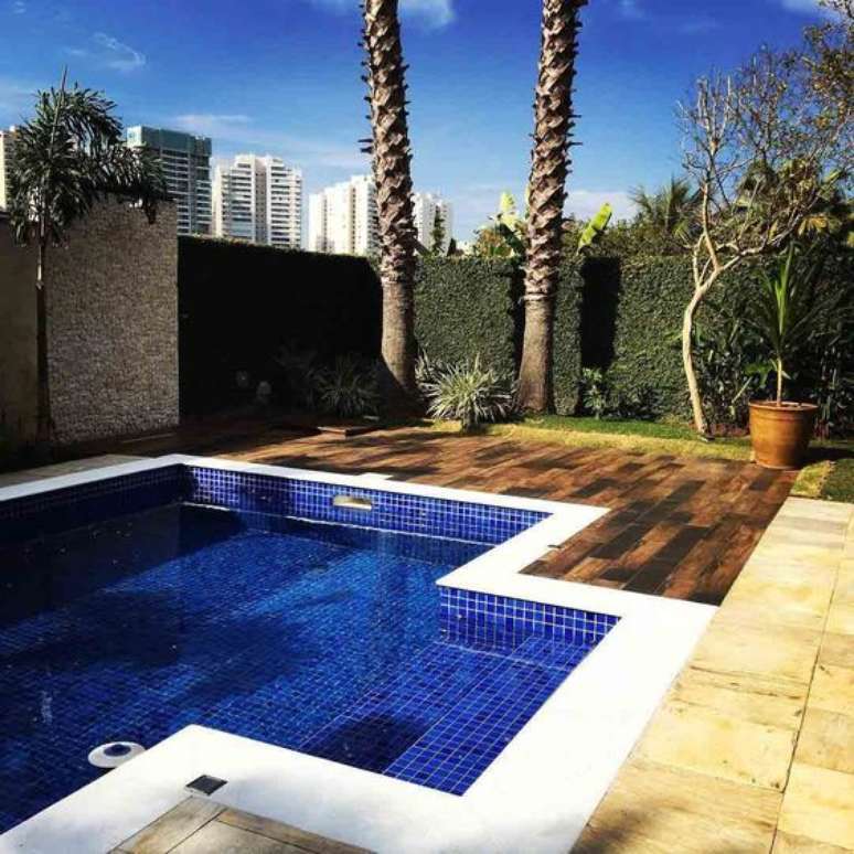 6. Capriche no revestimento azul para piscina – Via: Pinterest