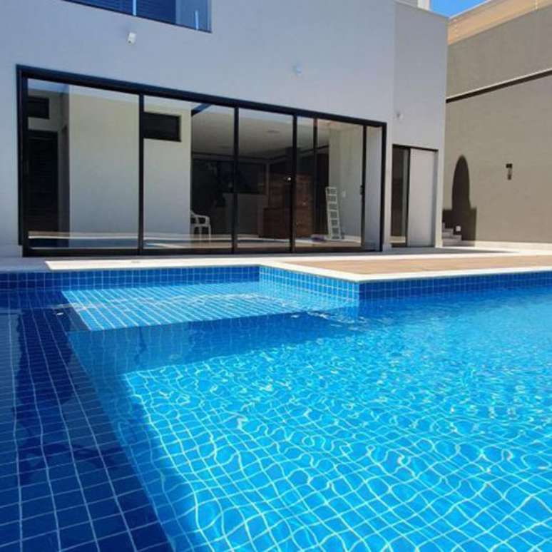 61. Revestimento azul para piscina grande e bonita – Via: Pinterest
