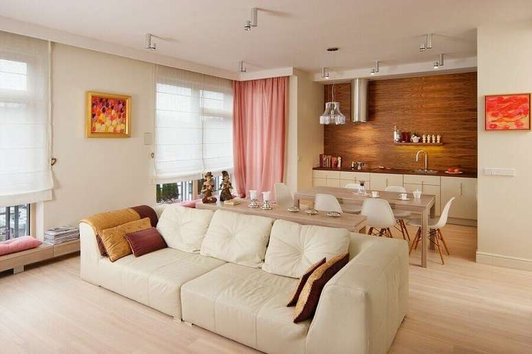 51. Tons neutros para decoração de casa conceito aberto com detalhes em madeira – Foto: Home Design Interior