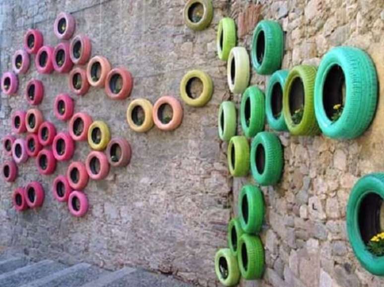 73. Você pode usar pneus coloridos para decorar muro chapiscado. Fonte: Pinterest