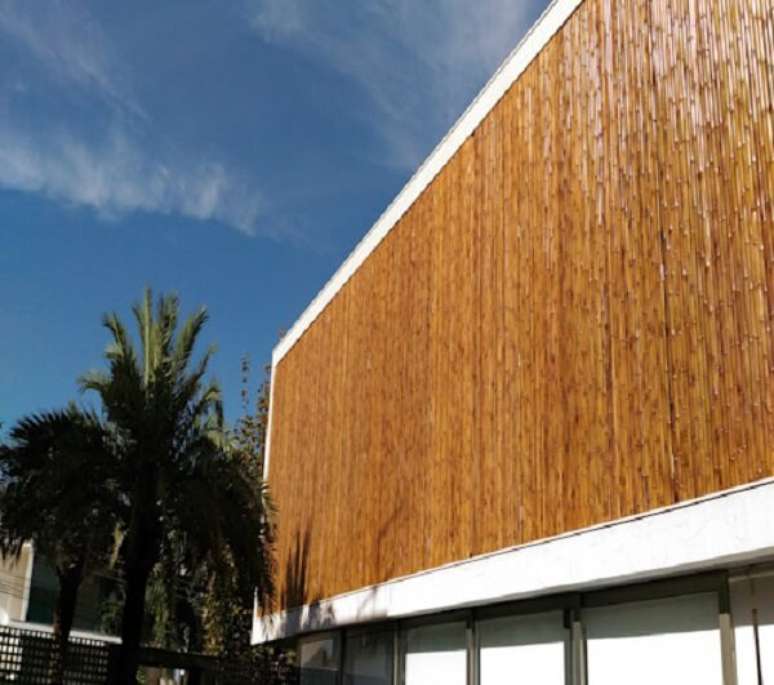 65. Fachada de casa recebeu acabamento com cerca de bambu. Fonte: Homify