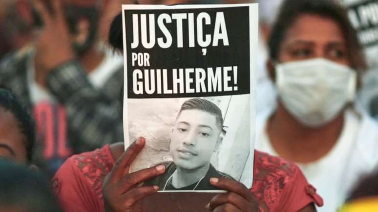 Grupo protesta contra o assassinato de Guilherme Guedes