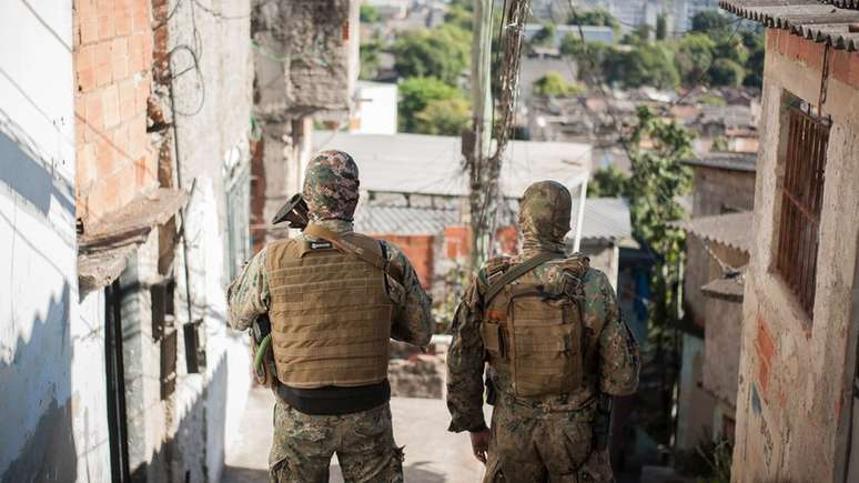 Policiais durante operação em favela do Rio de Janeiro