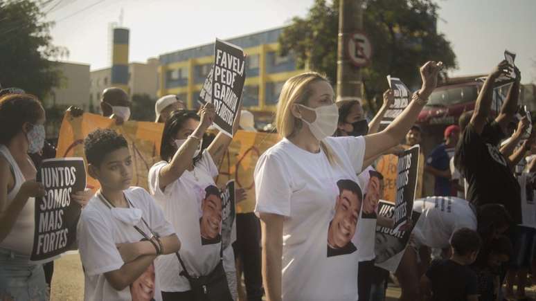 Ana Paula com familiares em protesto contra a morte de Igor
