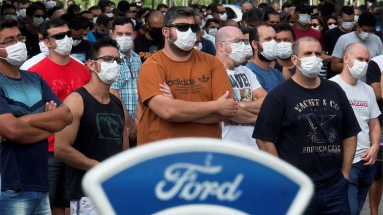 Funcionários da fábrica da Ford em Taubaté (SP) se reuniram em frente à unidade após empresa americana anunciar fechamento desta e outras duas fábricas no Brasil