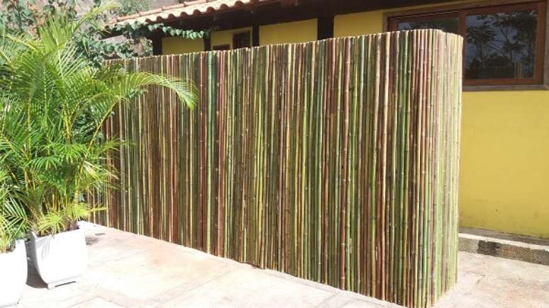23. A cerca de bambu fixada separa diferentes ambientes do im&oacute;vel. Fonte: Pinterest