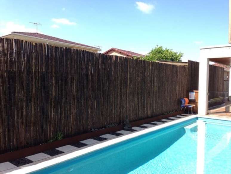 58. A cerca alta traz privacidade para a &aacute;rea da piscina. Fonte: Pinterest