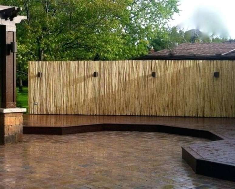 30. A cerca de bambu traz privacidade ao ambiente. Fonte: Pinterest