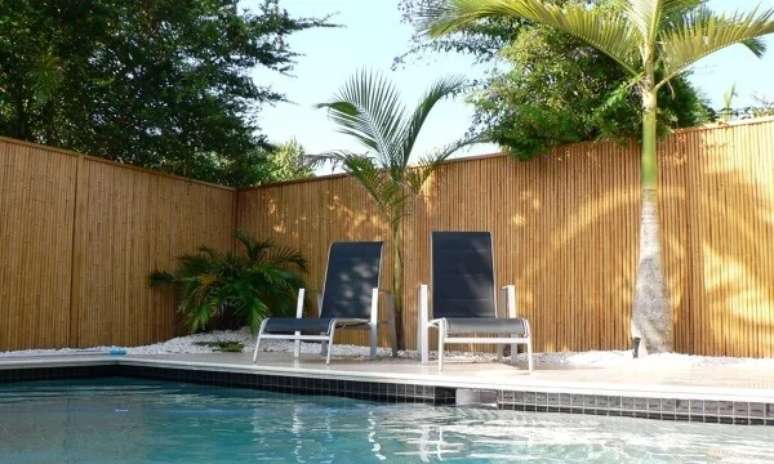 85. Modelo de cerca de bambu para &aacute;rea da piscina. Fonte: Habitissimo