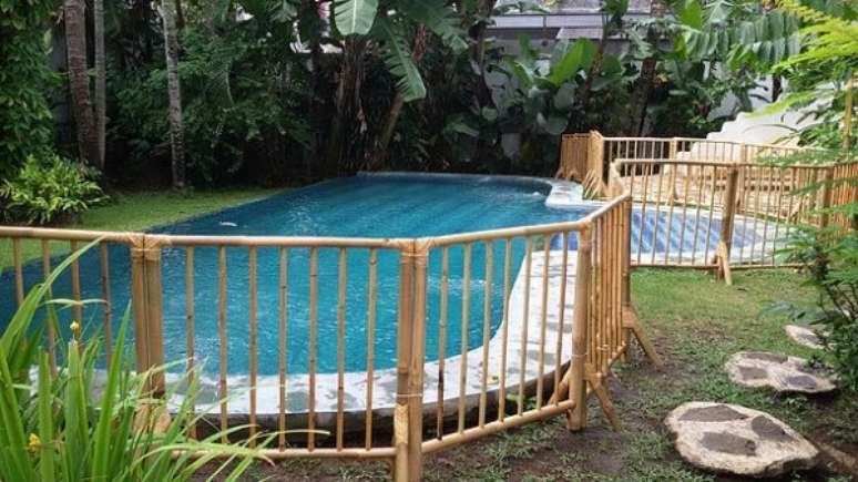 57. Modelo de cerca de bambu para &aacute;rea da piscina. Fonte: PInterest