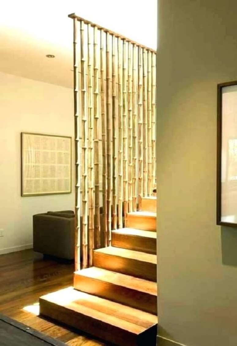 53. Cerca de bambu utilizada com guarda corpo de escada. Fonte: Pinterest