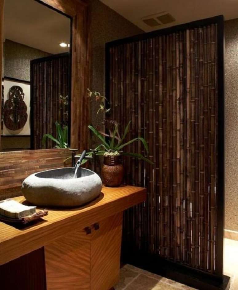 31. A cerca de bambu traz um toque especial para a &aacute;rea de banheira. Fonte: Pinterest