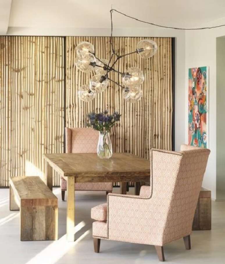 21. A cerca de bambu decora o ambiente da sala de jantar. Fonte: Pinterest