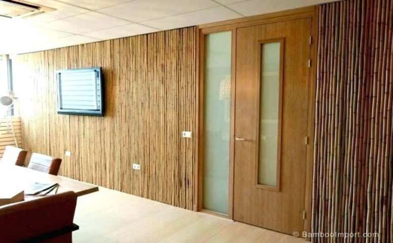 27. A cerca de bambu foi utilizada como acabamento na parede. Fonte: Pinterest