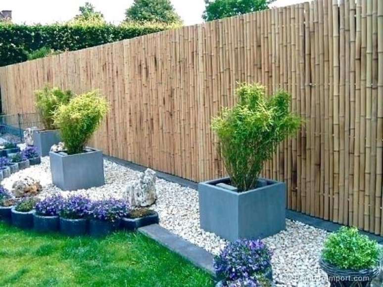 76. O jardim recebeu a graciosa presen&ccedil;a da cerca de bambu. Fonte: Pinterest