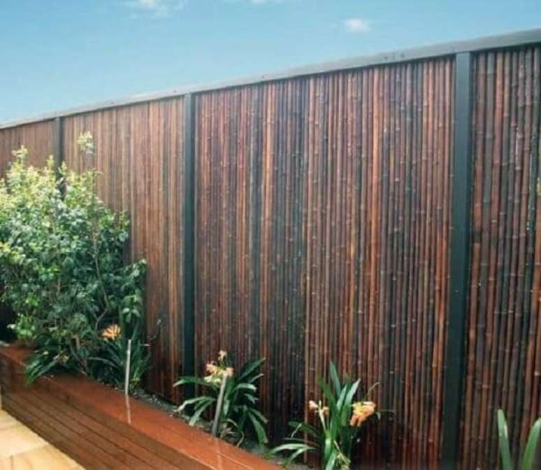 46. Cerca de bambu instalada em &aacute;rea externa. Fonte: Pinterest