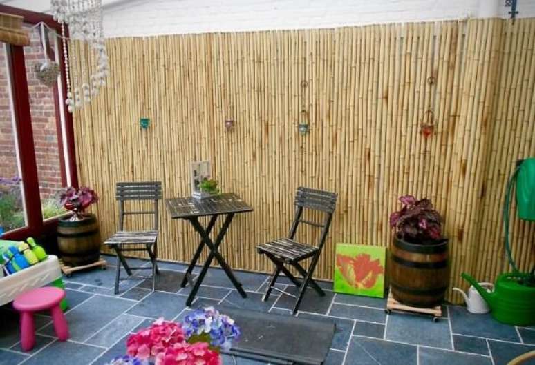 81. Terra&ccedil;o com cerca transmite aconchego aos ocupantes do espa&ccedil;o. Fonte: Pinterest