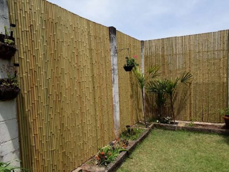 19. Jardim externo delimitado com cerca de bambu. Fonte: Pinterest