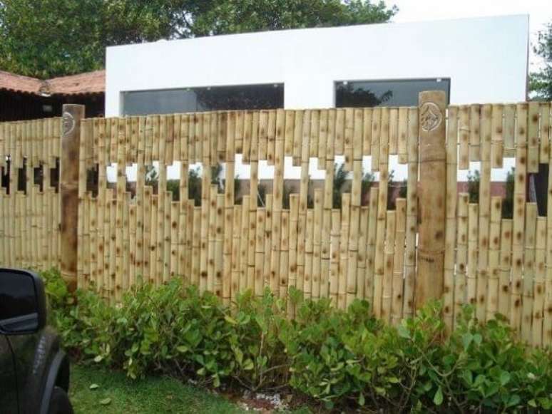 41. Cerca de bambu com design criativo para o ambiente de jardim. Fonte: Pinterest