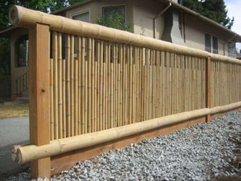 43. Cerca de bambu delimita a &aacute;rea da casa. Fonte: Pinterest