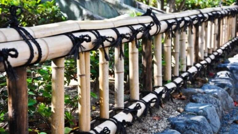 49. Cerca de bambu pequena amarrada com cordas em tom preto. Fonte: Pinterest