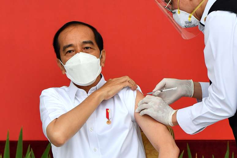 Presidente da Indonésia, Joko Widodo, é inoculado com vacina CoronaVac contra Covid-19 no palácio presidencial em Jacarta
13/01/2021 Cortesia de Agus Suparto/Palácio Presidencial da Indonésia/Divulgação via REUTERS 