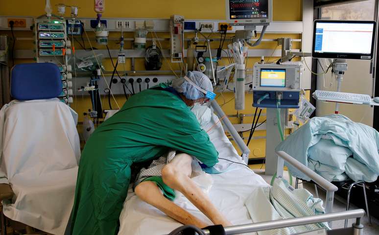Enfermeira trata paciente com Covid-19 em UTI de hospital em Aachen, Alemanha
21/12/2020
REUTERS/Leon Kuegeler