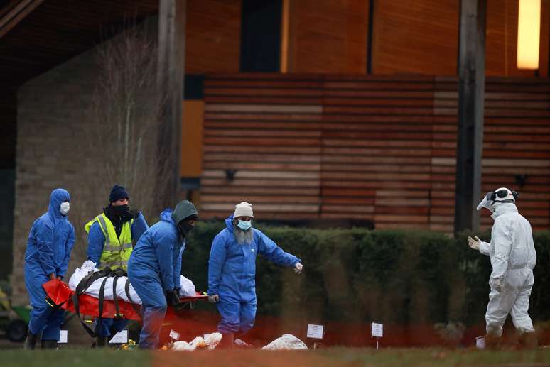 Enterro em cemitério de Chislehurst, no Reino Unido, em meio à pandemia de coronavírus 
12/01/2021
REUTERS/Hannah McKay