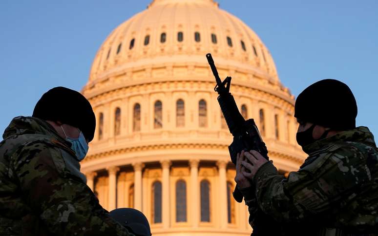 Membros da Guarda Nacional dos EUA protegem o prédio do Congresso norte-americano em Washington
13/01/2020 REUTERS/Joshua Roberts