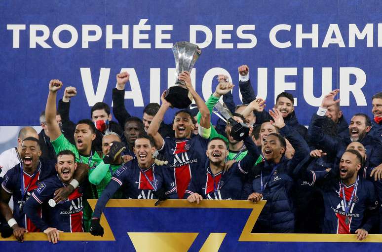 Jogadores do PSG erguem trof&eacute;u da Supercopa da Fran&ccedil;a
13/01/2021
REUTERS/Pascal Rossignol