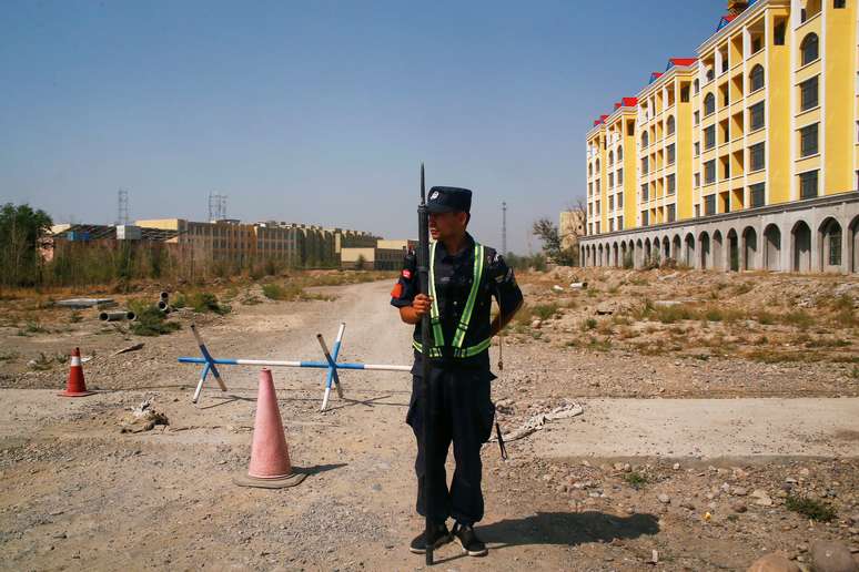 Policial em patrulha em torno do que é oficialmente chamado de centro de treinamento vocacional, em Yining, na região chinesa de Xinjiang 
04/09/2018
REUTERS/Thomas Peter
