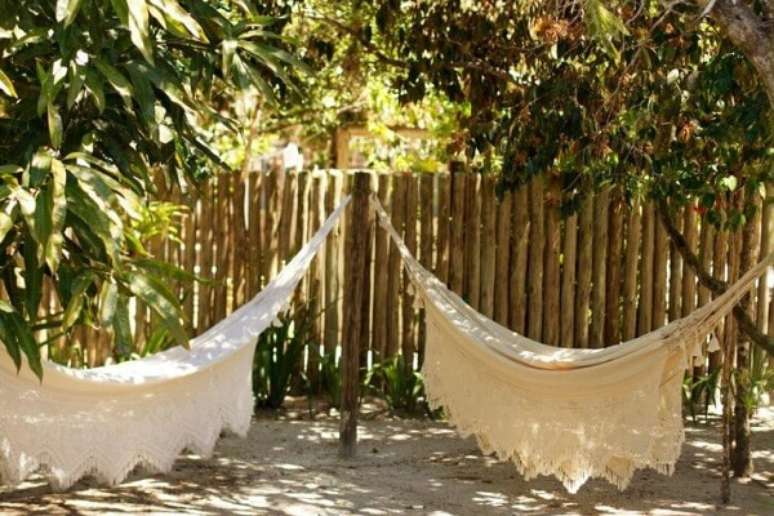 33. A cerca viva &eacute; excelente para decorar ambientes com rende de tecido. Fonte: Pinterest