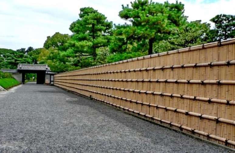 62. Entrada de ch&aacute;cara conta com a presen&ccedil;a de uma grandiosa cerca de bambu. Fonte: Bambu Tratado