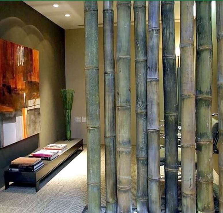 15. A cerca de bambu foi utilizada como divis&oacute;ria no espa&ccedil;o. Fonte: Pinterest