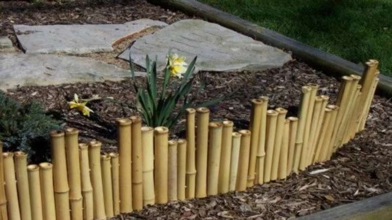 71. Mini cerca de bambu fixada no jardim. Fonte: Pinterest
