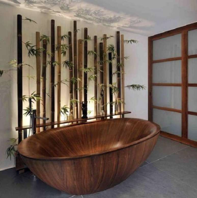 47. Cerca de bambu na parede comp&otilde;e a decora&ccedil;&atilde;o desse banheiro. Fonte: Pinterest