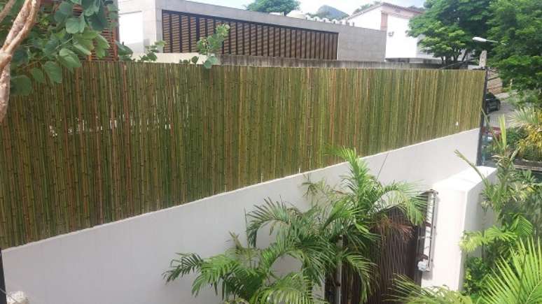 18. O terra&ccedil;o dessa casa recebeu o acabamento com cerca de bambu. Fonte: Pinterest