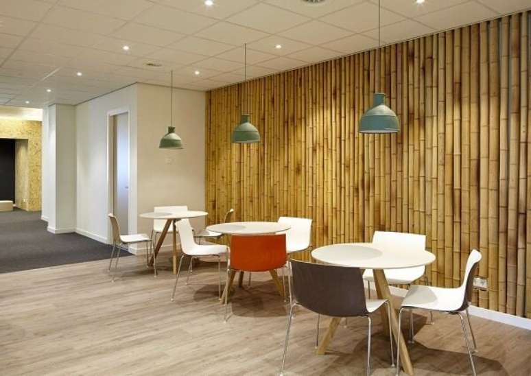 63. Estabelecimento comercial com bambu traz rusticidade ao ambiente. Fonte: Pinterest